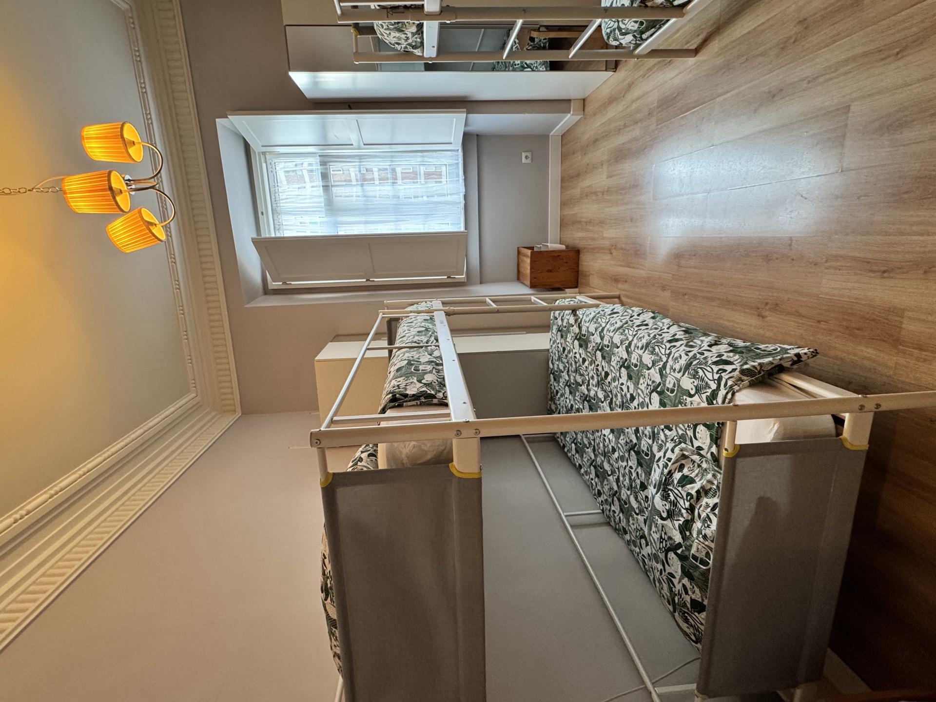 Bunk bed student room with wardrobe and window, EntreCampos