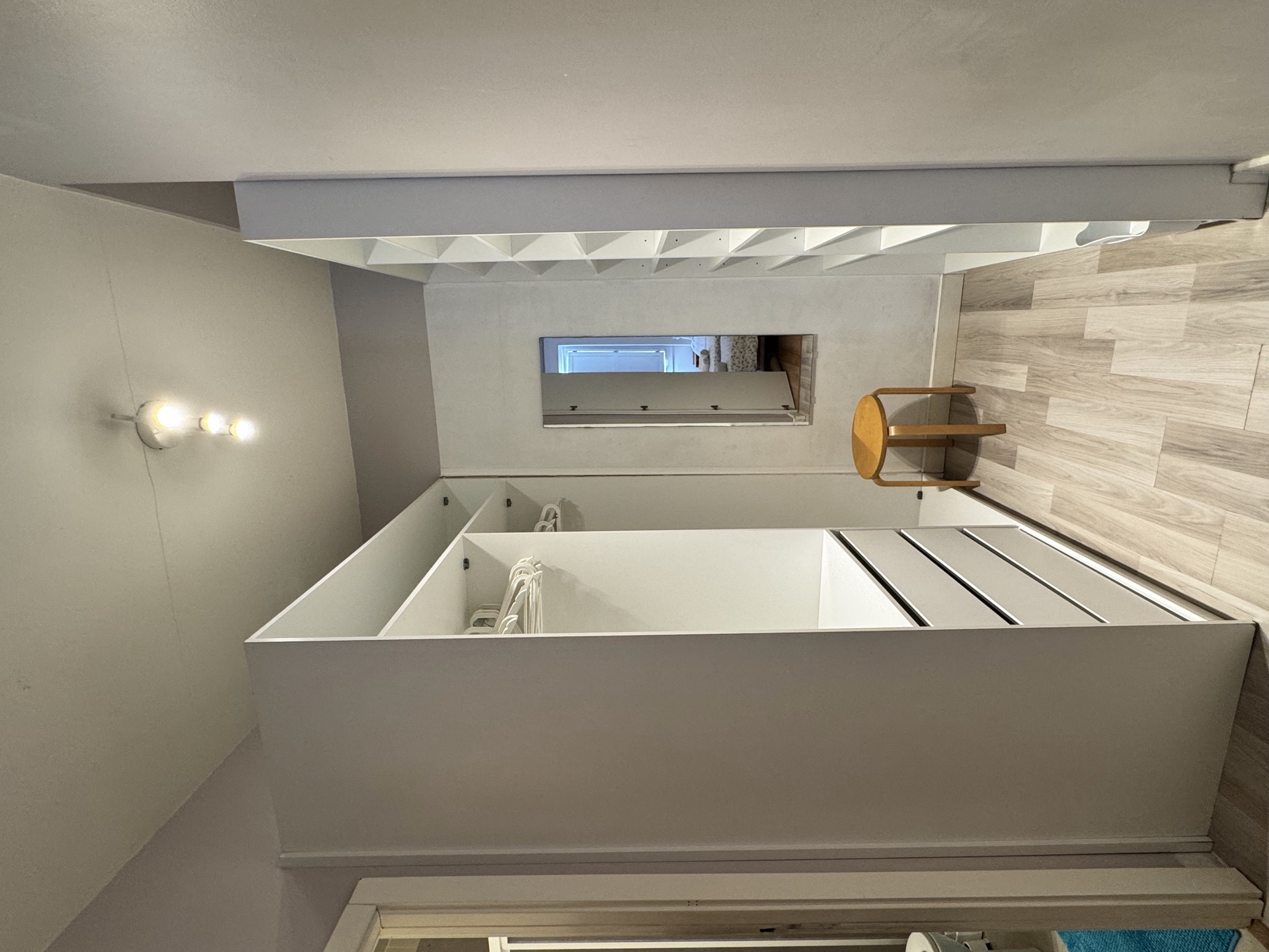 Walk-in wardrobe and dressing nook, EntreCampos
