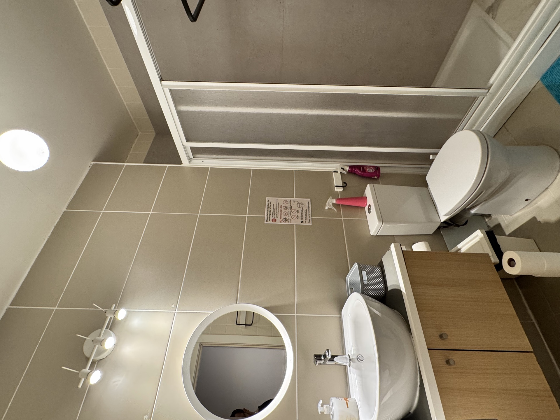 Modern bathroom with walk-in shower, EntreCampos