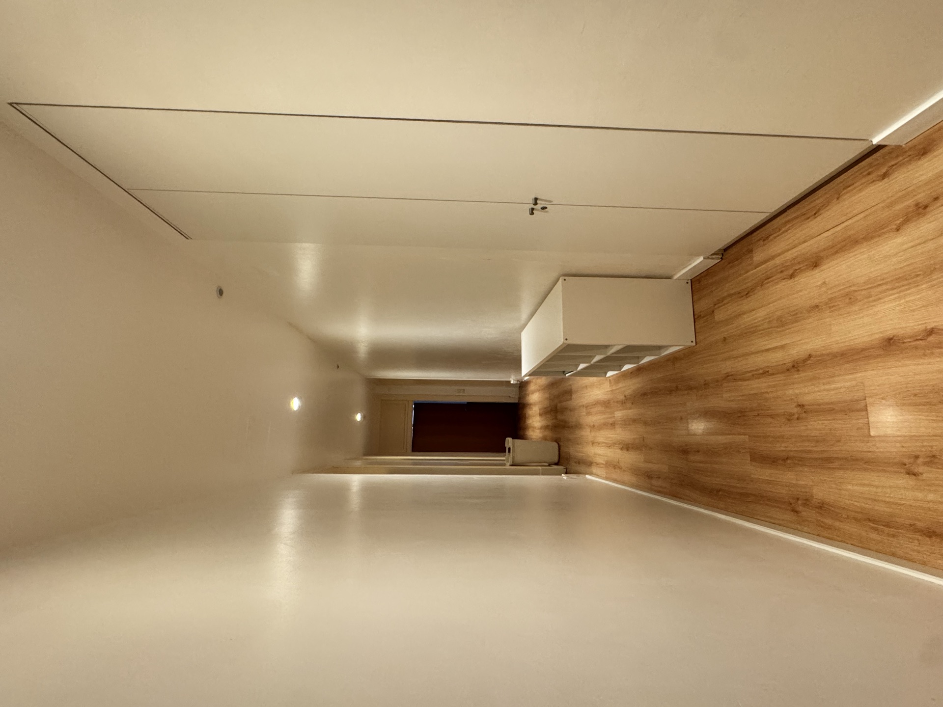Corridor with built-in wardrobes, EntreCampos
