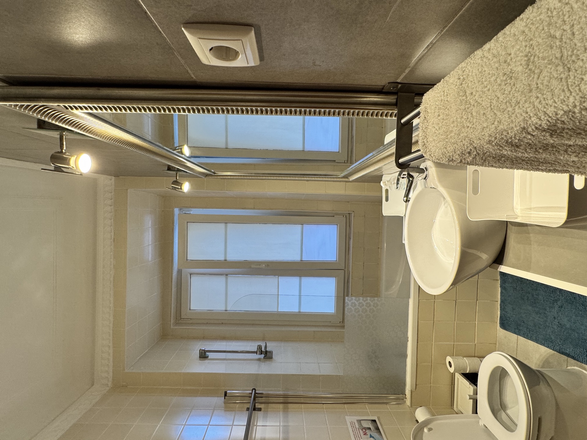 Fully equipped kitchen with group fridge, washer and dining table, EntreCampos