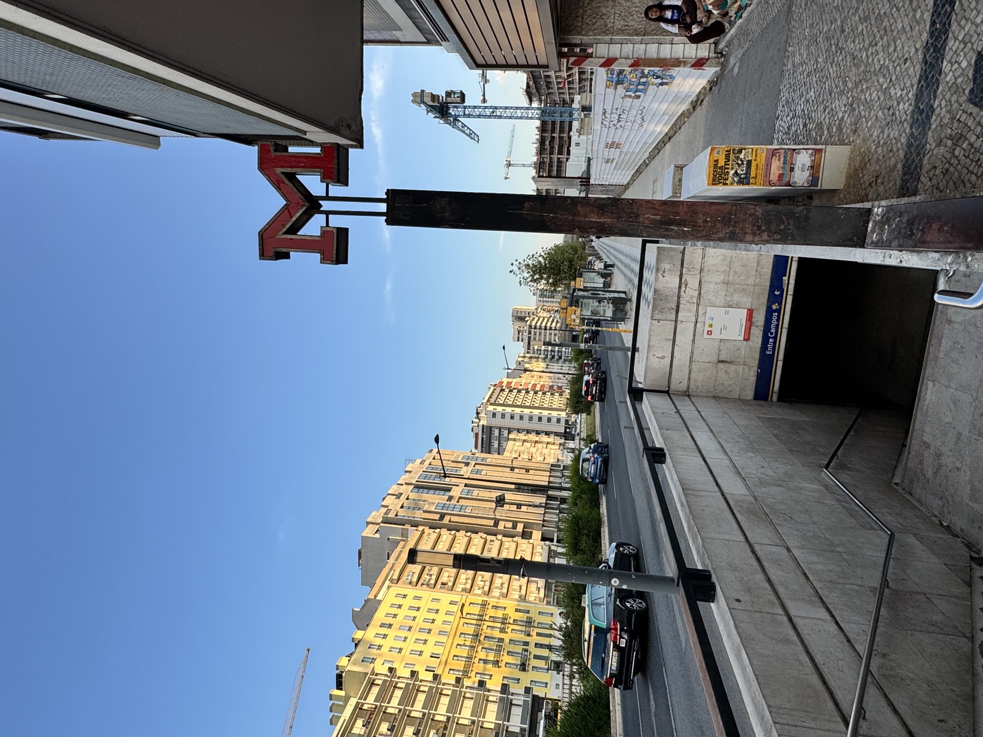 Entre Campos metro station entrance
