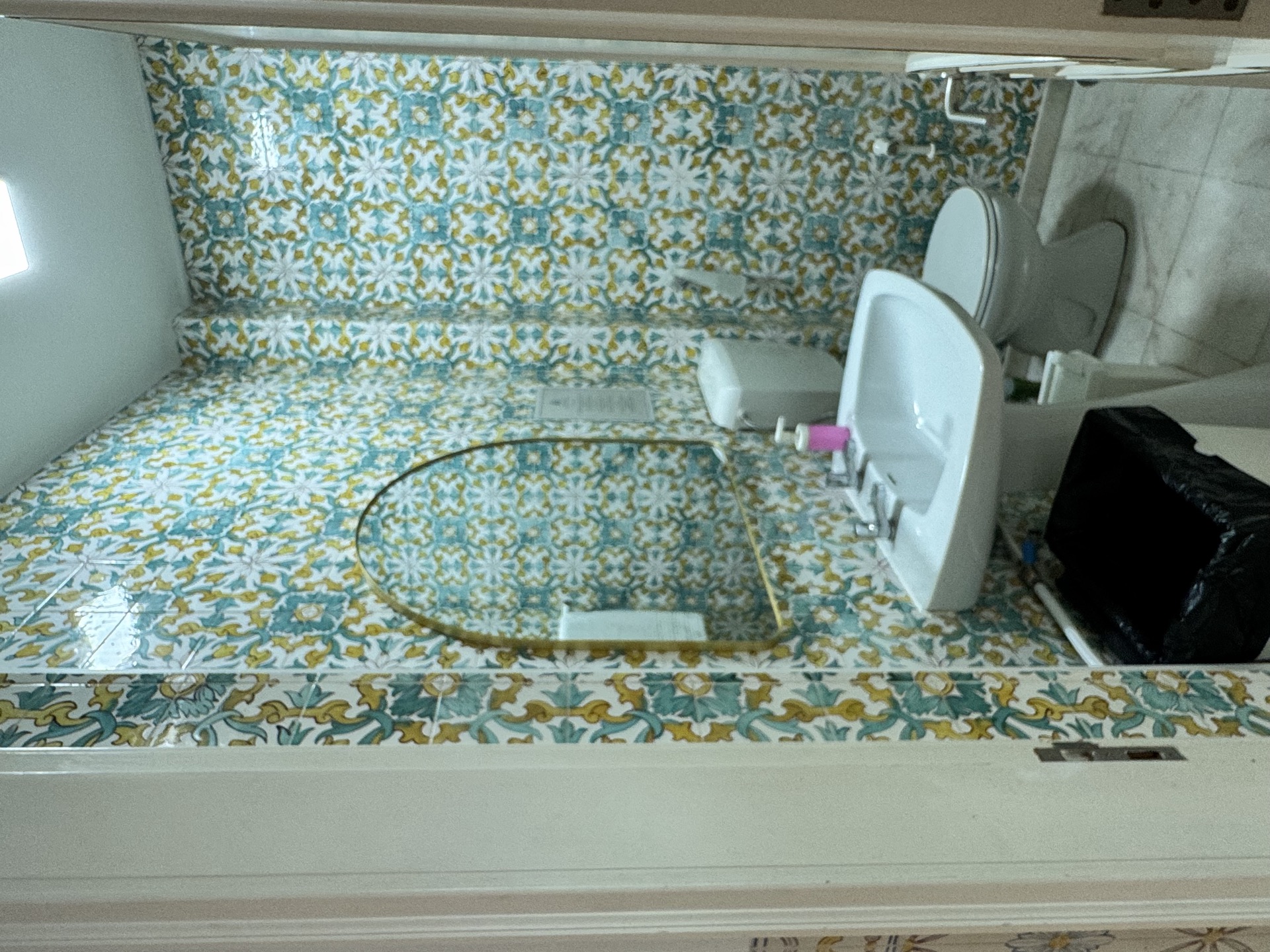 Traditional ornate azulejo powder room